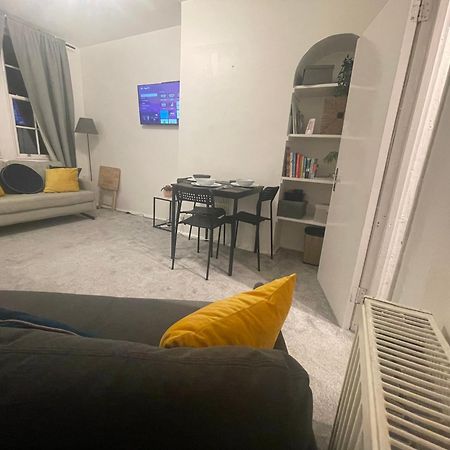 Tooting Lodge London - Cosy 2 Bedroom House With Garden, 5 Mins Walk To Tube Station المظهر الخارجي الصورة