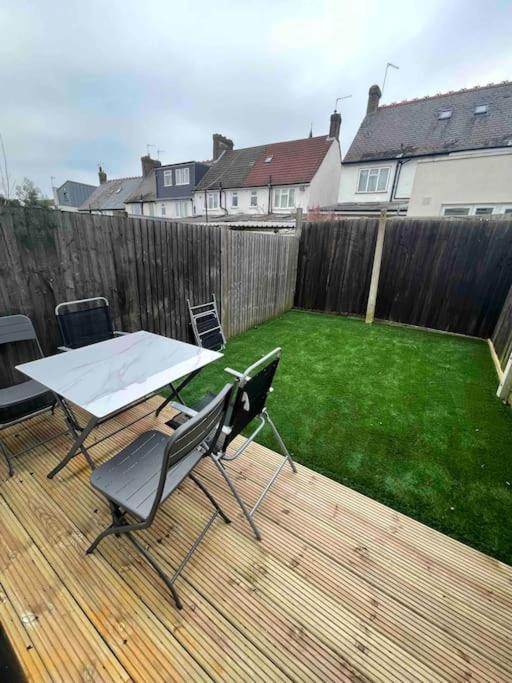 Tooting Lodge London - Cosy 2 Bedroom House With Garden, 5 Mins Walk To Tube Station المظهر الخارجي الصورة
